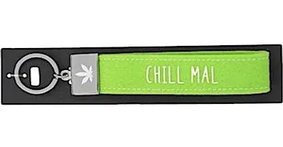 Immagine prodotto di Portachiavi con passante in feltro, con terminale in metallo inciso e iconica stampa "Chill mal" (Rilassati) in verde chiaro, un pezzo unico.