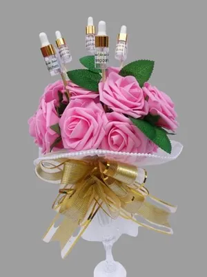 Produktbild von GKA Handgemachtes Blumenbouquet rosa Rosen mit 5 Stück reines französisches Parfümöl Monoi de Tahiti Frangipani Maiglöckchen Rose Rosenstrauß Parfüm