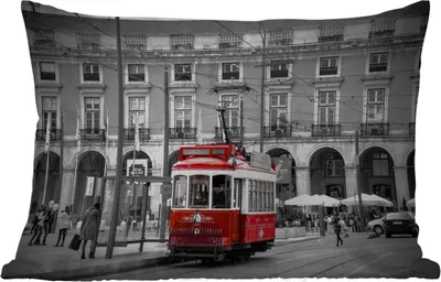 Produktbild von MuchoWow® Outdoor Kissen - Schwarz-Weiß-Foto mit einer roten Straßenbahn - 60x40 cm - Wetterfest - Lounge Kissen - Zierkissen - Kissen für Innenräume