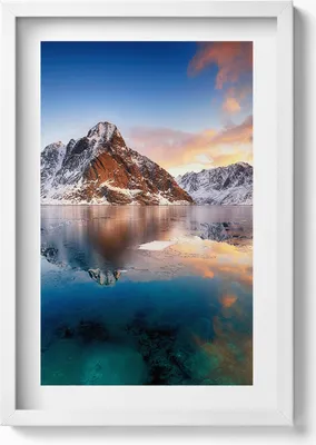 Produktbild von Schöne Landschaft mit Wasser und Bergen am Abend– Wandbild mit Rahmen – Gerahmtes Bild  – Wanddekoration – 40x60 cm – Weiß