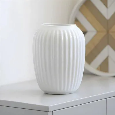 Zdjęcie produktu dla Mały wazon ceramiczny 20 cm, biały, z dekoracją