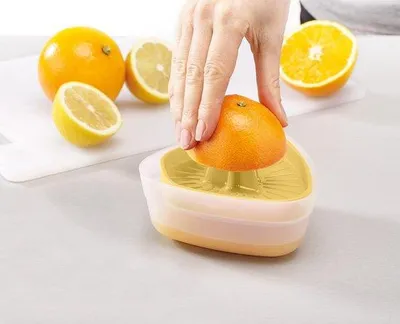 Produktbild von Famanu Citruspressen mit Auffangbehälter und Deckel – manuelle Orange- und Limettenpresse – hellgelb
