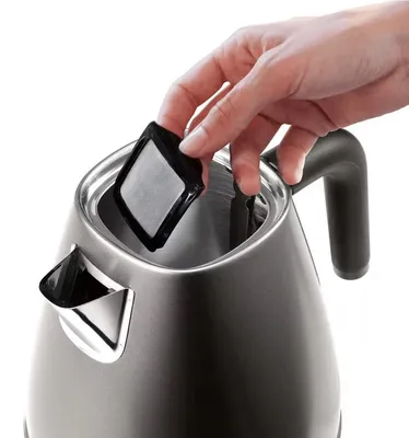 Zdjęcie produktu dla De’Longhi KBIN2001.TB, 1,7 l, 2000 W, Tytan, Stal nierdzewna, Wskaźnik poziomu wody, Bezprzewodowy