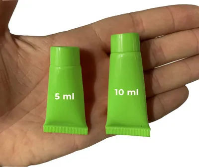 Produktbild von Set mit 50 nachfüllbaren Kosmetiktuben (10 ml, grün)