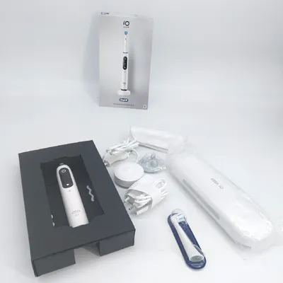 Produktbild von Oral-B iO Series 9 Plus Edition Elektrische Zahnbürste Lade Reiseetui recycelbare Verpackung White Alabaster Kraftvolle Reinigung