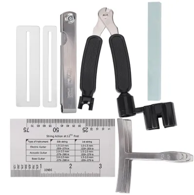Image de Kit d'outils pour guitare comprenant une ponceuse, un calibre de rayon, une règle pour mesurer l'action des cordes et une protection pour la touche