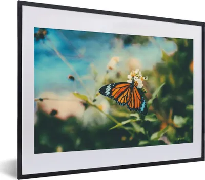 Produktbild von MuchoWow® Gerahmtes Poster Schmetterling - Blumen - Garten 40x30 cm - Poster mit Schwarzem Bilderrahmen Wandposter Rahmen Foto Bilder - Bilderrahmen - Poster im Rahmen