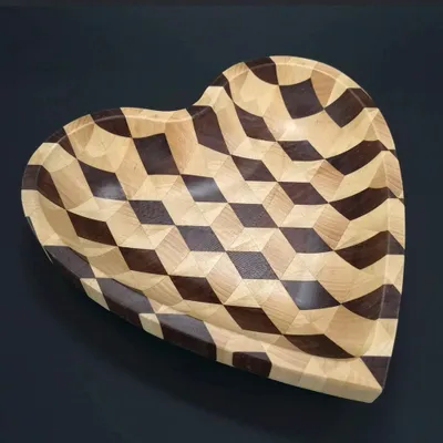 Produktbild von Holzschale in Form eines Mosaikherzens, 3 Holzarten, Größe 25x25x4,5 cm