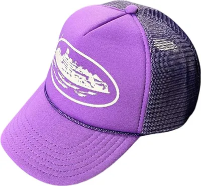 Obrázek produktu pro V létě jsou pro muže i ženy k dispozici kšiltovky typu trucker a ležérní baseballové čepice s potiskem.