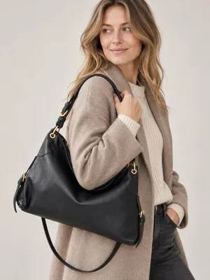 Produktbild von Ledertasche Arezzo aus softem Leder mit goldfarbenen Details von collezione alessandro