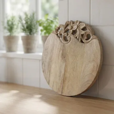Produktbild von Servierbrett aus Holz, natur, rund, handgeschnitztes Blütenmotiv