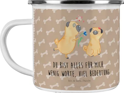 Produktbild von Mr. & Mrs. Panda Teetasse Mops Verliebt - Hundeglück - Geschenk, Sprüche, Teebecher, Emaille Tasse, Hund, Pott, Knuffig, Partner, Reisebecher, Kaffeepott, Liebe, Pure