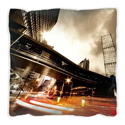 Produktbild von Wallario Premium Kissen, weiche Oberfläche, mit Motiv Stadt am Abend - Straße, Größe: 30 x 30 cm, mit weißer Rückseite
