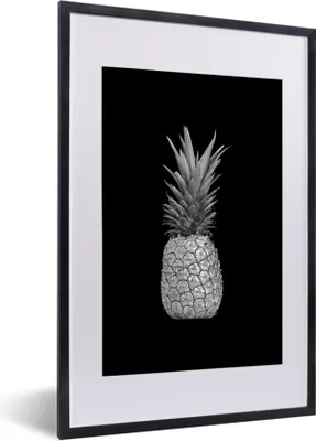 Produktbild von MuchoWow® Gerahmtes Poster Ananas mit spitzen Blättern auf schwarzem Hintergrund - schwarz und weiß 40x60 cm - Poster mit Schwarzem Bilderrahmen Wandposter Rahmen Foto Bilder - Poster in Rahmen