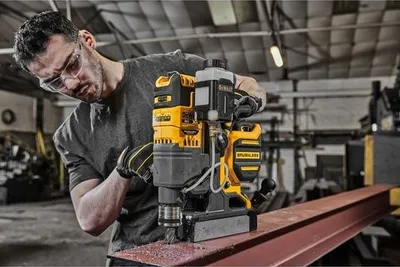 Zdjęcie produktu dla Wiertarka magnetyczna DEWALT DCD1623X2G, 18 V, 2x 9,0 Ah, silnik bezszczotkowy, kompaktowa i ergonomiczna konstrukcja, idealna do wiercenia w metalu, z ładowarką i akumulatorami