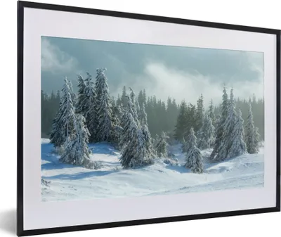 Produktbild von MuchoWow® Gerahmtes Poster Wald - Schnee - Winter 60x40 cm - Poster mit Schwarzem Bilderrahmen Wandposter Rahmen Foto Bilder - Schlafzimmer - Plakat in Rahmen - Drucken