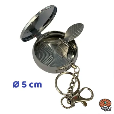 Produktbild von OSMA Werm Taschenaschenbecher, Metall, Silber, ca. 5 cm Durchmesser, mit Schlüsselring und Karabinerhaken, Druckknopf mit ausklappbarer Zigarettenablage, verschiedene eingravierte Motive, zufällige Auswahl