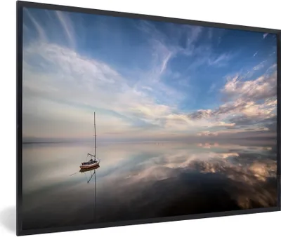 Produktbild von MuchoWow® Gerahmtes Poster Segelboot auf dem ruhigen Wasser des Meeres 30x20 cm - Poster mit Schwarzem Bilderrahmen Wandposter Rahmen Foto Bilder - Kunstdruck - Bild-Poster