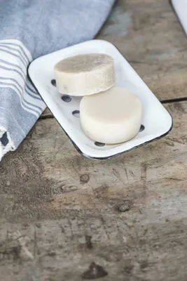 Produktbild von Traumschöne Seifenschale aus Emaille LISELOTTE im Landhaus Shabby Chic Stil