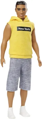 Immagine prodotto di Bambola Barbie Ken Fashionistas con felpa gialla senza maniche con cappuccio