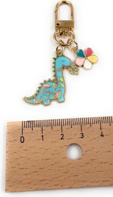 Produktbild von Onwomania Dinosaurier blau Blume Schlüsselanhänger aus Metall, Glücksbringer in Alu Geschenkbox, ideal zum Verschenken