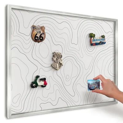 Produktbild von Magnettafel 70x50 cm in einem silbernen Rahmen - Magnetische Metalltafel, Magnetpinnwand zur Wandmontage für Wohnzimmer, Küche, Flur, Kinderzimmer und Büro - Geometrische Eleganz