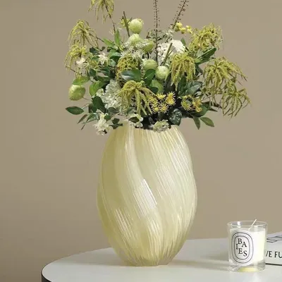 Immagine prodotto di Vaso di vetro giallo, dalla forma irregolare