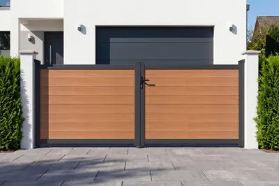 Produktbild von ATHOS 3,5 m H. 140 cm Schwingtor aus Massivholzverbundwerkstoff in Teak mit Aluminiumrahmen