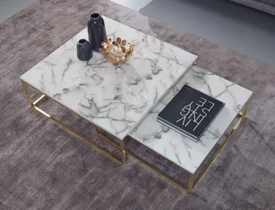 Couchtisch 2er Set Weiß mit Marmoroptik und Metallgestell Gold in Gesamtansicht von oben.