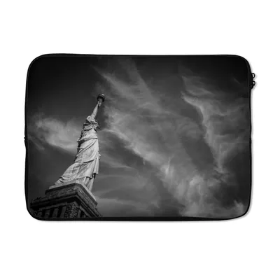 Produktbild von MuchoWow® Laptop Hülle 13 Zoll Freiheitsstatue in New York in schwarz-weiß Laptoptasche - Laptophülle - Sleeve - Rundumschutz
