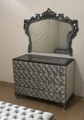 Produktbild von Casa Padrino Barock Schlafzimmer Kommode mit elegantem Wandspiegel Silber - Massivholz Schrank mit Spiegel - Schlafzimmer Möbel im Barockstil