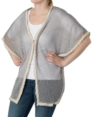 Produktbild von styleBREAKER Poncho in Häkeloptik mit Armausschnitten, Haken Verschluss, Borte, Sommer Weste, Damen 08010024