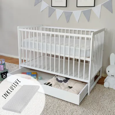 Produktbild von Babybett 60x120 cm mit Schublade und Matratze Kinderbett Gitterbett höhenverstellbar & herausnehmbare Sprossen | weiss sehr stabil Europe