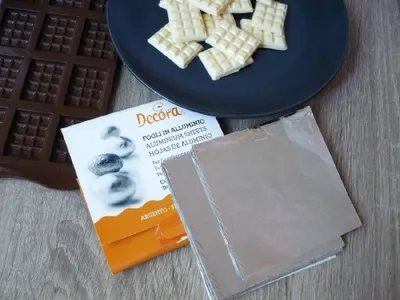 Obrázek produktu pro Fólie pro balení čokolád - stříbrná 10x10cm 150ks