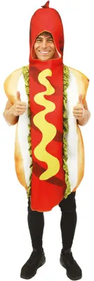 Mann im Hotdog Kostüm zeigt Daumen hoch und präsentiert die witzige Fast-Food-Verkleidung.
