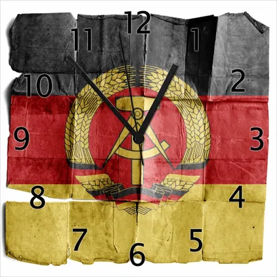 Produktbild von Wallario Design Wanduhr DDR Flagge auf altem Papier - schwarz rot gold aus Echtglas, Größe 30 x 30 cm