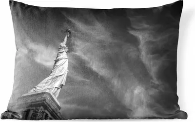 Produktbild von MuchoWow® Outdoor Kissen - Freiheitsstatue in New York in schwarz-weiß - 60x40 cm - Wetterfest - Lounge Kissen - Zierkissen - Kissen für Innenräume