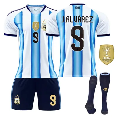 Immagine prodotto di #9 J. Alvarez, maglie da casa per la Coppa del Mondo 2026 in Argentina, per adulti e bambini. TAGLIA: M