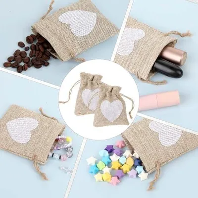 Produktbild von 10 Stück Kleine Jutesäckchen mit Kordelzug, 10x8 cm, Herz-Motiv, Geschenksäckchen für Schmuck und Lavendel