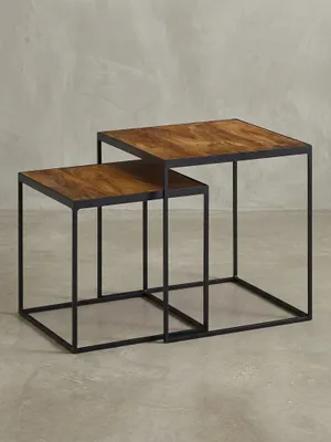 Gesamtübersicht des 2-teiligen Satztisch-Sets aus massivem Mangoholz, das die Flexibilität und das zeitlose quadratische Design der Tische darstellt._#sku_BARWL6.635#