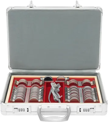Immagine prodotto di Set di lenti per esami optometrici - 104 pezzi - Regolabile - Metallo e vetro - Custodia rettangolare 38×27×6 cm - Peso 3,02 kg - Argento