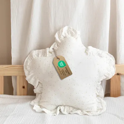 Imagen del producto de Cojín decorativo estrella blanco con volantes, con aplicación dorada - muselina