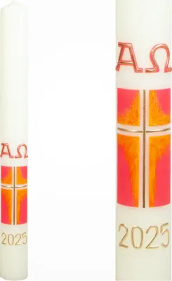 Produktbild von Osterkerze, verziert mit der aktuellen Jahreszahl. Die hochwertige Altarkerze stammt  und enthält 10 % Bienenwachs. Sie ist in der Farbe Elfenbein gehalten und hat die Größe 600 x Ø 70 mm. Hergestellt in Handarbeit mit traditionellen, österlichen Wachsornamenten.