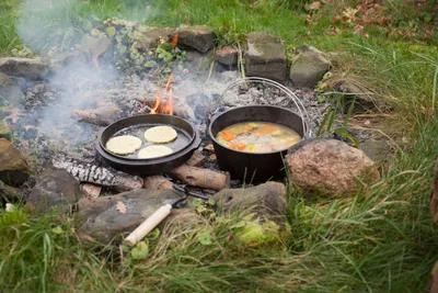 Produktbild von Dutch Oven Gusseisen Topf mit Pfannendeckel und Deckelheber zum Outdoor Kochen