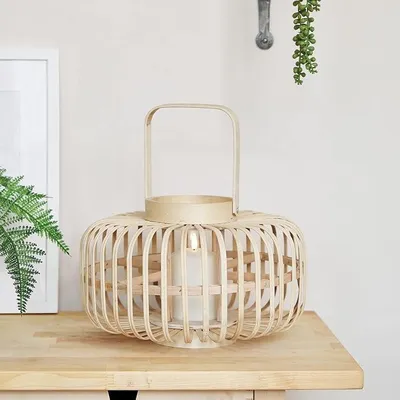 Imagen del producto de Linterna de bambú de 21 cm con vela LED TruGlow® en el interior, ideal para decoración de interiores