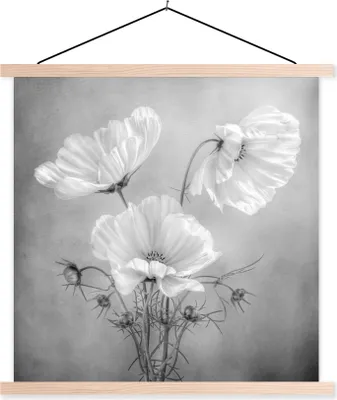 Produktbild von MuchoWow® Textilposter Stilleben - Blumen - Schwarz und weiß - Mohn - Botanisch 60x60 cm mit holzfarbenen Rahmen - Wanddekoration