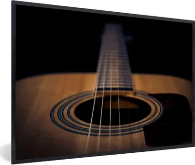 Produktbild von MuchoWow® MuchoWow® Gerahmtes Poster Nahaufnahme einer akustischen Gitarre auf schwarzem Hintergrund 60x40 cm - Poster mit zchwarzem Bilderrahmen - Printing - Wanddeko Schlafzimmer
