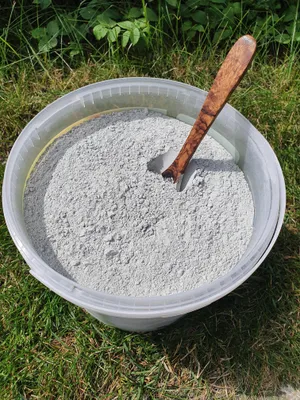 Produktbild von Urgesteinsmehl aus Franken Diabas Mineraldünger Bodenaktivator Staubbad 10 kg Eimer