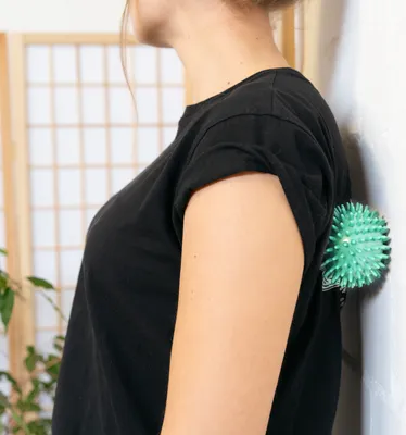 Produktbild von Navaris 2x Igelball mit Noppen - 2er Set Igel Ball Massageball - Massage für Hand Fuß Rücken Balance - Fitness Noppenball Ø 8cm medium und hart