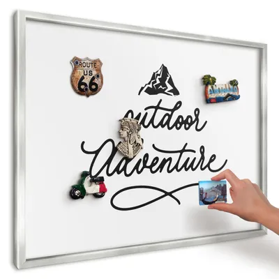Produktbild von Magnettafel 70x50 cm in einem silbernen Rahmen - Magnetische Metalltafel, Magnetpinnwand zur Wandmontage für Wohnzimmer, Küche, Flur, Kinderzimmer und Büro - Bergabenteuer